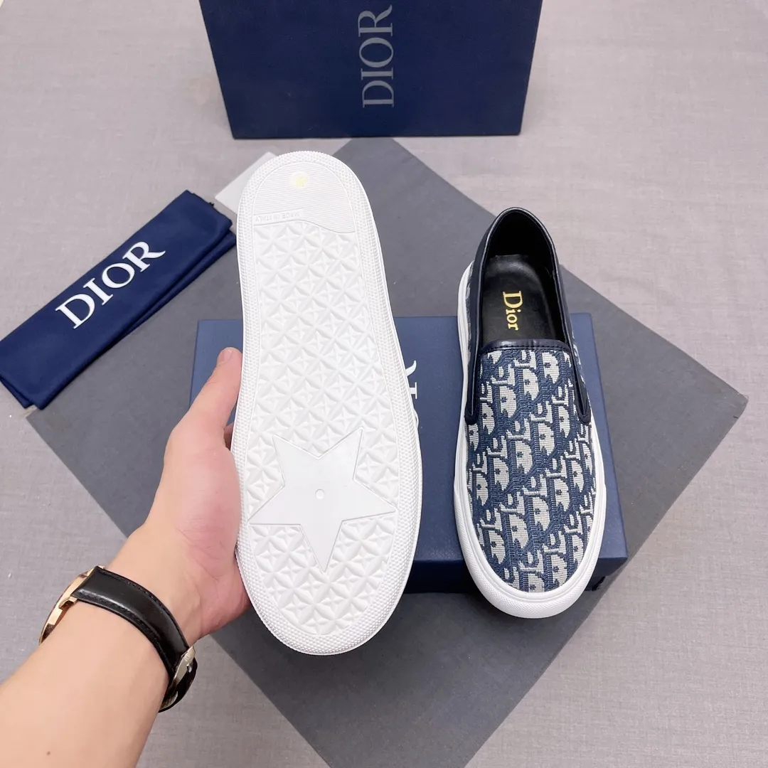 P380, Dior series casual shoes 👟🔥[Dior] Dior's new casual men's shoes are launched in Hong Kong counters. Official website 1:1 production. Original Italian materials. Designed by European and American masters. Perfect shape to create counter quality, solid color rubber wear-resistant outsole and classic dazzling head! Super versatile and very comfortable. High-end without losing taste, fashionable and novel! ! Absolute focus! Code number: 38-44, four colors available (45 can be customized, cannot be returned or exchanged) No. 005